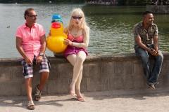 Maskenfigur mit Ente und Badehose am Marschsee in Hannover