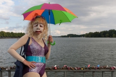 Maskenfiguren mit Schirm am Marschsee in Hannover