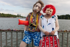 Zwei Maskenfiguren am Marschsee in Hannover