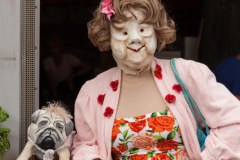 Maskenspielerin mit Badehose und Hund