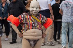 Maskenfigur mit Badehose und Scwimmfloßen