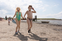 Man und Frau am Strand mit Badehosen in Dangast
