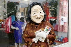 Chinese besucht Bremen mit Stadtplan