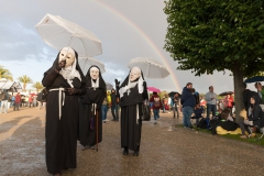 Drei Nonnen mit Regenbogen 