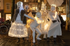 Maskenfiguren beim Lichtertreiben