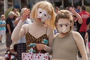 Zwei Maskenfiguren am Marschsee Fest in Hannover