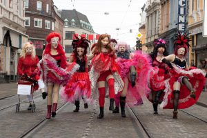 Das Maskentheater Trottellumme mit Cancan Kleid tanzen beim Karneval in Bremen