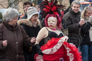 Maskenspielerin mit Cancan Kleid beim Karneval in Bremen