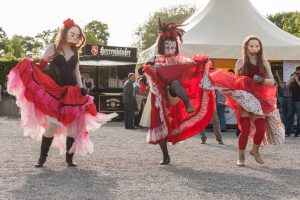 Drei Maskenspielerinnen tanzen mit Cancan Kleider in Hannover