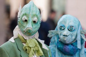 Zwei Maskenfiguren mit Fischköpfe