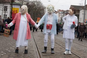 Drei Maskenfiguren mit Schlafanzug beim Karneval 2019 in Bremen