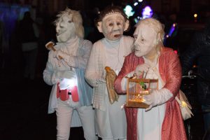 Drei Maskenfiguren mit Schlafanzug und Vogelkäfig beim Karneval 2019 in Bremen