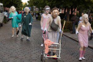Fünf Maskenfiguren bei der Stamp Parade in Hamburg