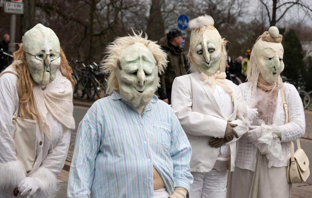 Maskentheater Trotttellumme, Vogelfamilie